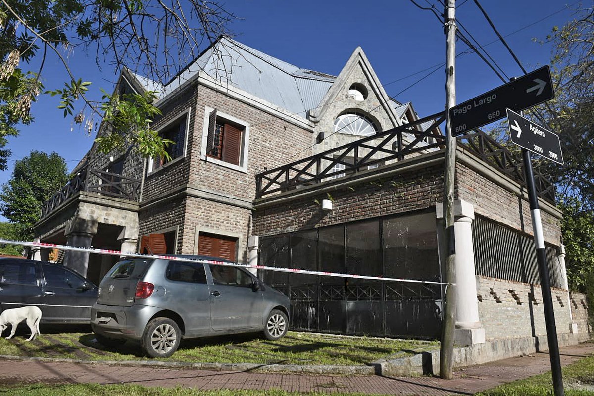RodrigoMiro76's tweet photo. Cierra hilo recordando que Ema Pimpi Sandoval estaba imputado por tentativa de triple homicidio y Postma le otorgó domiciliaria en barrio Rucci. Luego le permitió mudarse a esta casa, que era de un Juez. Allí el narco -ya condenado por el ataque a Bonfatti- fue asesinado https://t.co/vHibonEA0h
