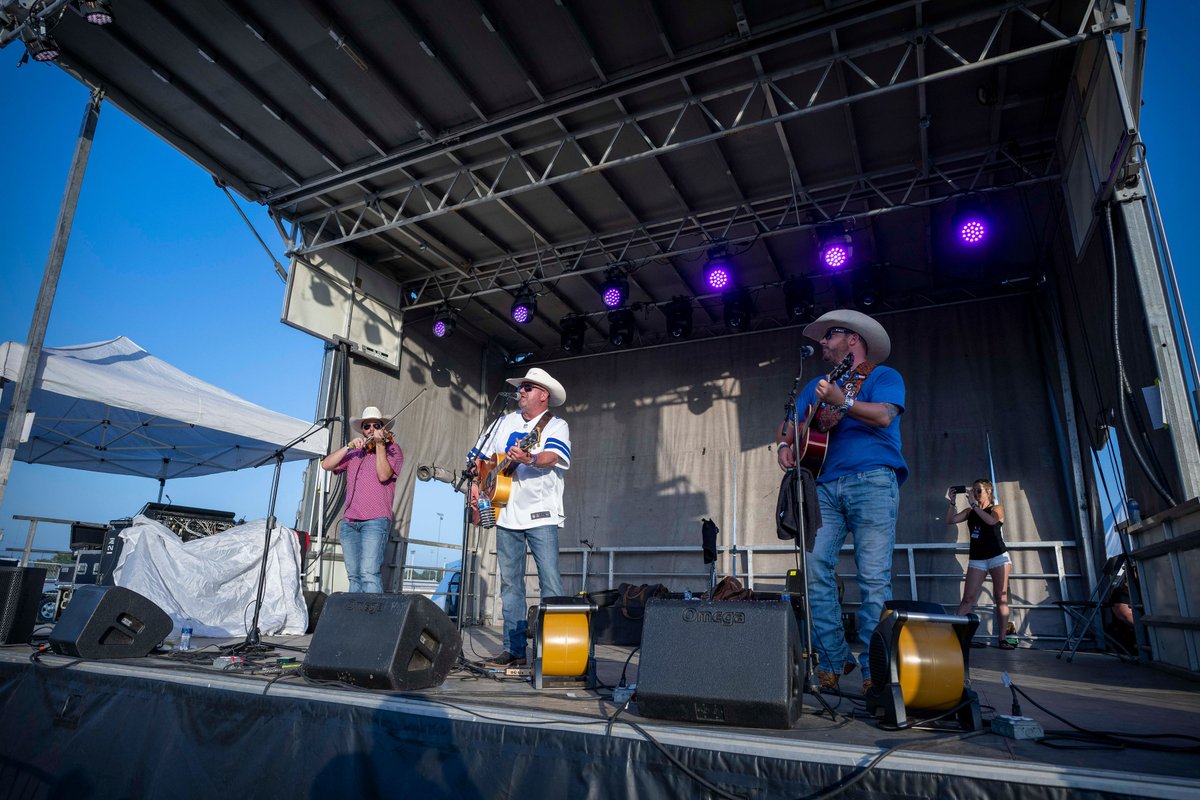 Thanks <a href="/stevehelmsband/">Steve Helms</a> for closing out the Hen House Stage for us🌟