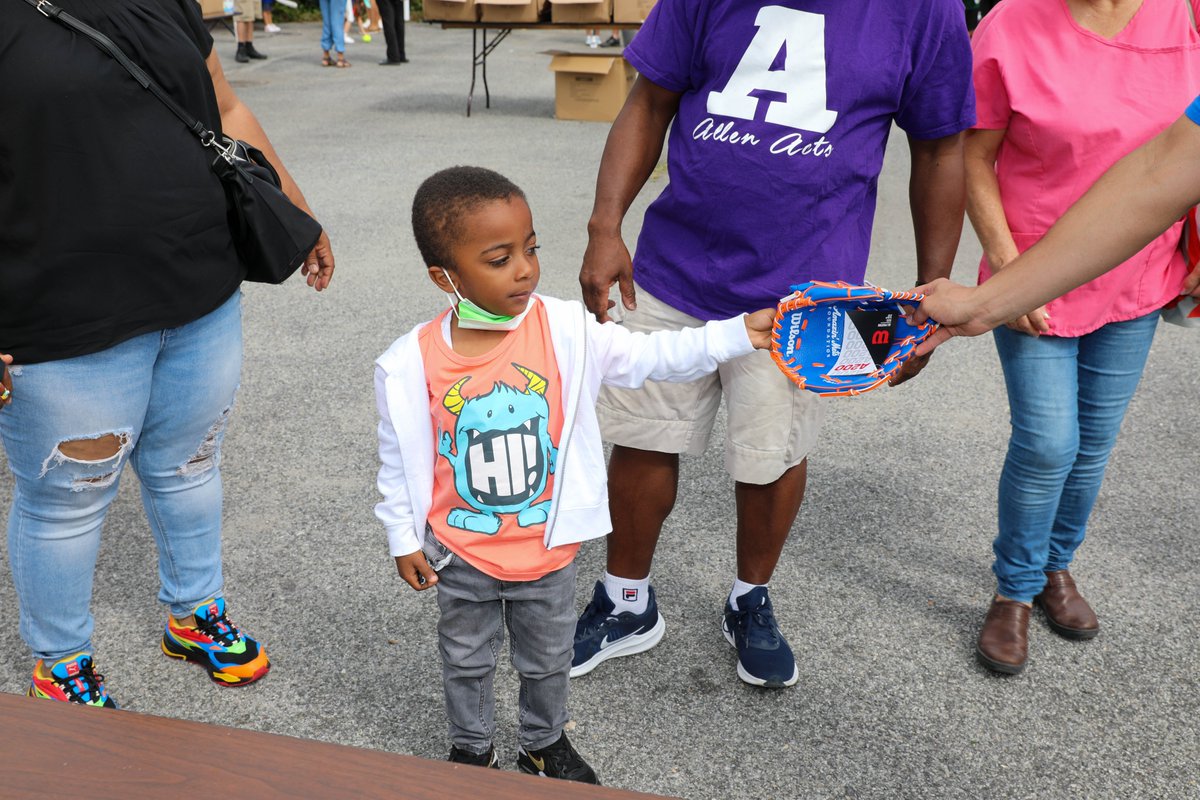 As we celebrated <a href="/PlayBall/">Play Ball</a> Weekend alongside <a href="/MLB/">MLB</a>, <a href="/MrMet/">Mr. Met</a> joined us as we donated bat and ball sets and blue &amp; orange baseball and softball gloves to the next wave of young baseball fans at Greater Allen Cathedral in Jamaica, Queens! ⚾🧡 #PlayBallWeekend