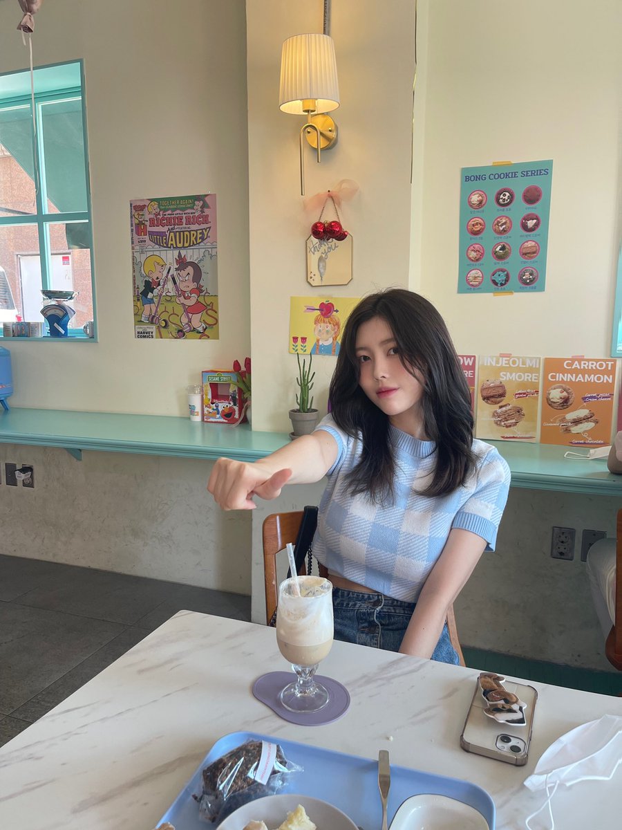 _jimmni_'s tweet photo. 따끈따끈한 사진이 올라왔다요!! 아직 인스타그램에 업로드 안 한 사진이에요!!어떤가요 🤭🤍우리 내일 하루도 화이팅 해요! 💓ILY 
あいする https://t.co/gSES4wBNKX