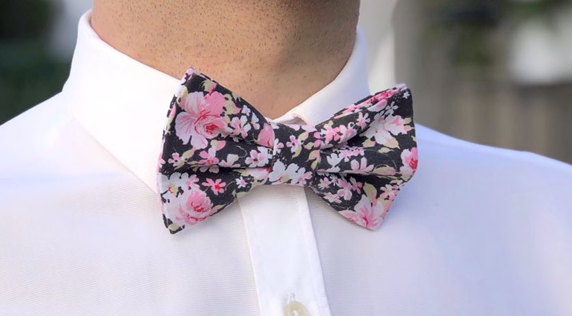 Quería pediros algo. Mi padre sigue haciendo pajaritas a mano y le ayudaría mucho un RT para llegar a más gente. ¿Nos echas una mano? ✋🏼