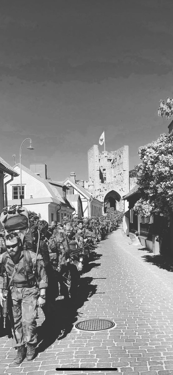 Extremt mäktigt att se….31:a på marsch genom Visby.