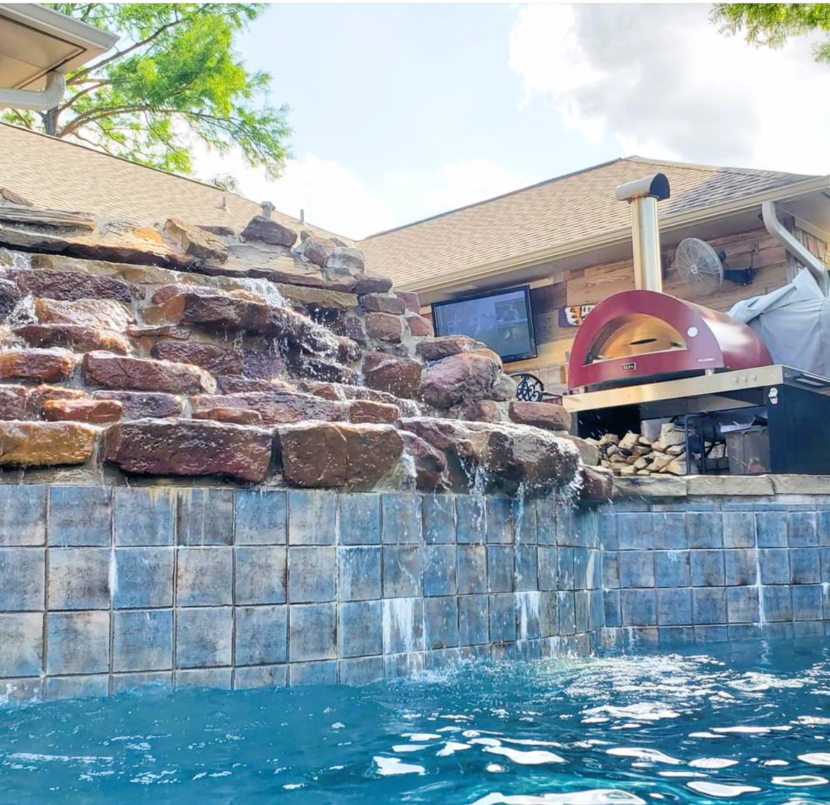 alfaforni_real's tweet photo. Thinking staycation this year? Think HOTTER! FASTER! DIFFERENT!
Allegro is a beautiful addition to this backyard oasis & has the capacity for feeding a crowd. Woodfired cooking like the pros do it. #doitlikeapro https://t.co/qLkP5jYQgP https://t.co/5MzycPhKKt