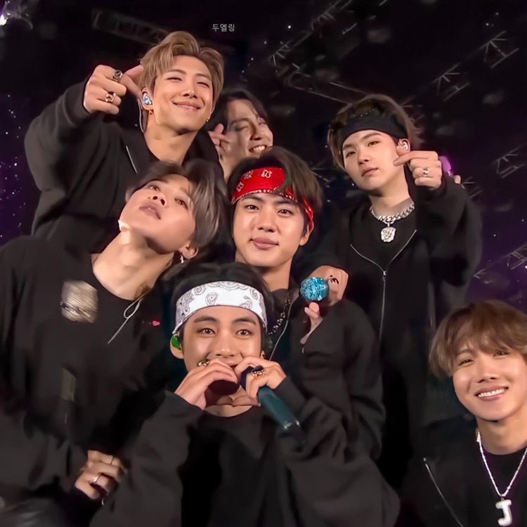 jeonsfairyy's tweet photo. happy 9 years to the best friends of my life, to my seven lights, my source of comfort &amp; happiness. thank you for everything bangtan. i love you forever and always @BTS_twt 💜

#HappyBirthdayBTS
#9YearsWithBTS
#BTSBestFriendsOfMyLife https://t.co/vckq6pIz2z