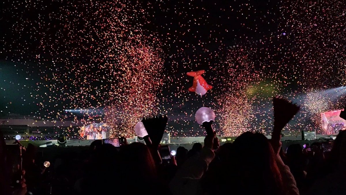bts_1365486's tweet photo. 멀었지만 내 눈에는 가까웠던 퍼투댄 첫콘🧡
조만간 또 볼 수 있기를😊

#방탄소년단 https://t.co/dNwpGU4uqW
