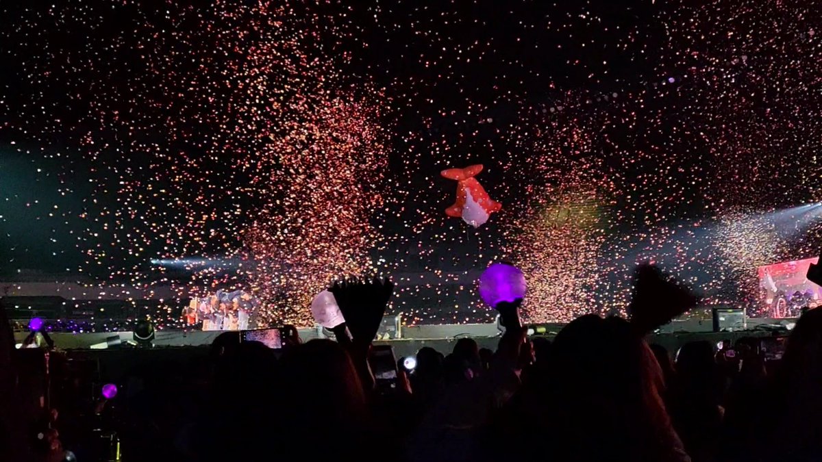 bts_1365486's tweet photo. 멀었지만 내 눈에는 가까웠던 퍼투댄 첫콘🧡
조만간 또 볼 수 있기를😊

#방탄소년단 https://t.co/dNwpGU4uqW