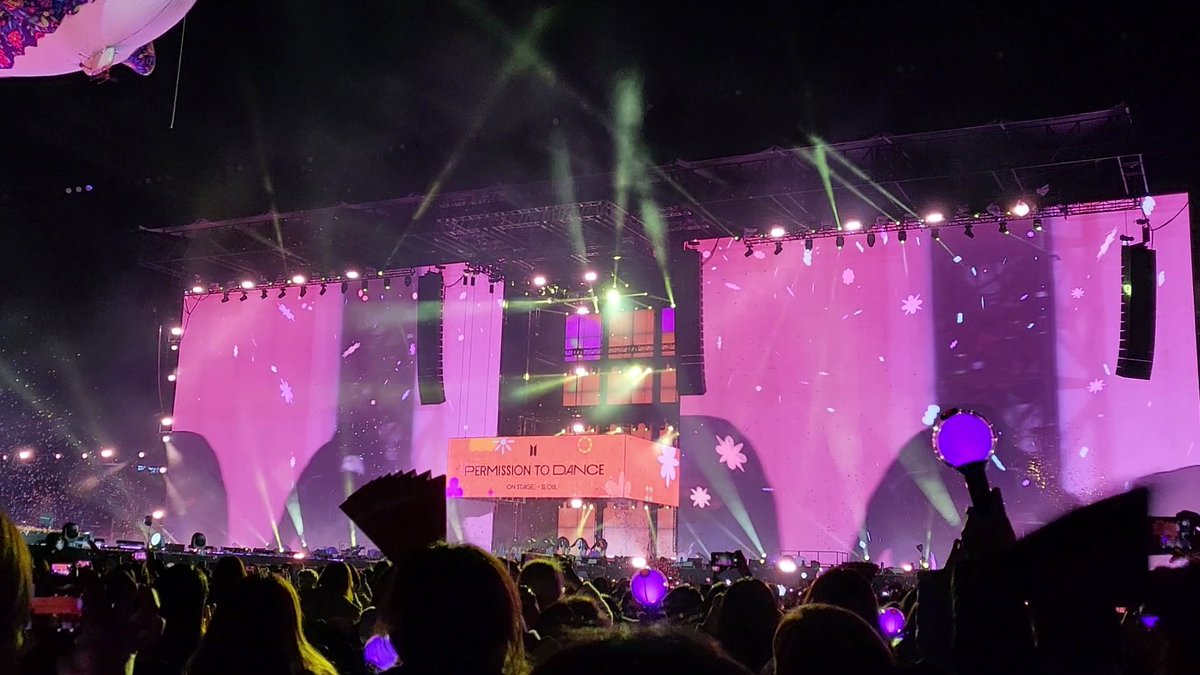 bts_1365486's tweet photo. 멀었지만 내 눈에는 가까웠던 퍼투댄 첫콘🧡
조만간 또 볼 수 있기를😊

#방탄소년단 https://t.co/dNwpGU4uqW