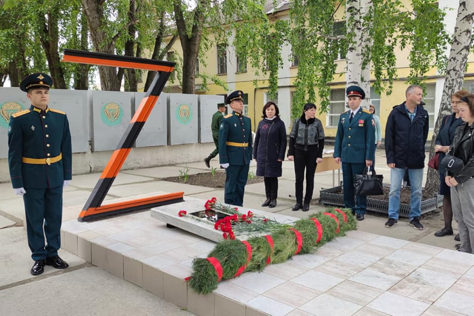 В Екатеринбурге торжественно открыли памятник путинской свастике, сваренной из железнодорожных рельсов. Не знаю, может быть вам там внутри это ОК, но, поверьте, снаружи это выглядит, что страна совершенно ебанулась, но не хочет этого замечать.