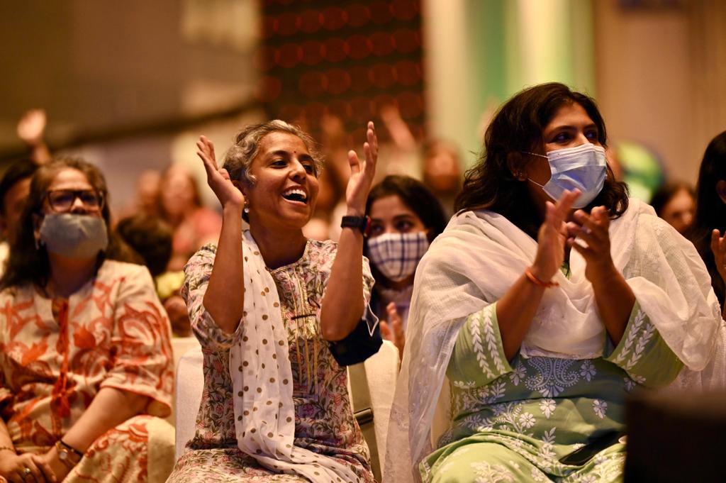 cpsavesoil's tweet photo. An unstoppable crowd embraces @SadhguruJV and the #SaveSoil movement with a palpable excitement that fills the Jio Convention Center.
#SaveSoilMaharashtra #ConsciousPlanet 
Action Now: https://t.co/z6MmqMf5nE https://t.co/8jBI6qioyE