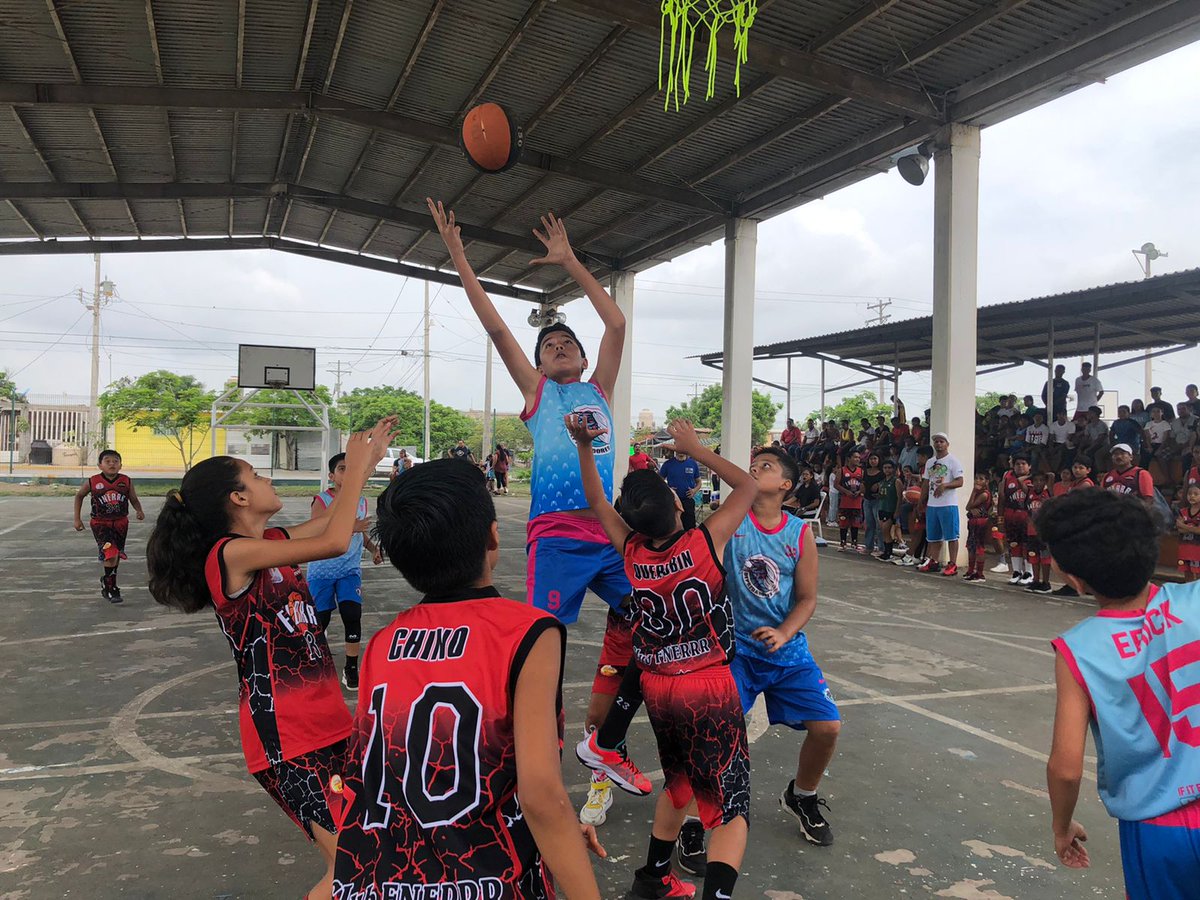 VerAntorcha's tweet photo. 🏀#Entérate|La comisión deportiva @VerAntorcha, en conjunto con el club FNERRR y el Club Lobos del puerto, llevan a cabo la 1era fase de la Copa Campeones, en donde 28 equipos de basquetbol se reúnen en el deportivo Antorcha para disputar el pase a la segunda etapa de estas copa https://t.co/32ELquGo0h