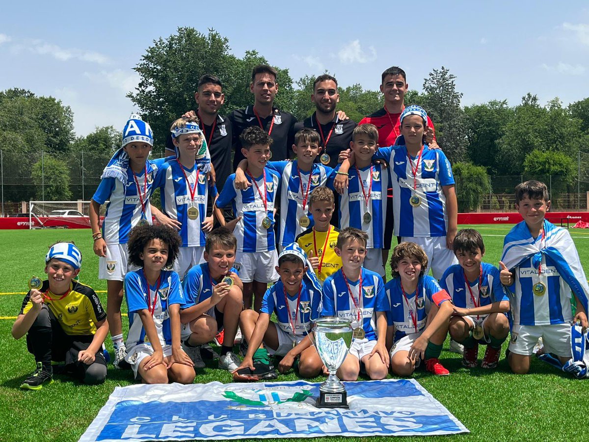 📸🏆 Nuestro Benjamín A de Escuela se ha proclamado 𝗖𝗔𝗠𝗣𝗘𝗢́𝗡 del Torneo de Campeones de la <a href="/RFFM_oficial/">RFFM</a> tras vencer en la final 5-6 a <a href="/reebokacademy/">reebokfootballacademy</a>.  

🥇 ¡Enhorabuena, 𝒑𝒆𝒑𝒊𝒏𝒆𝒓𝒐𝒔! 🤍💙