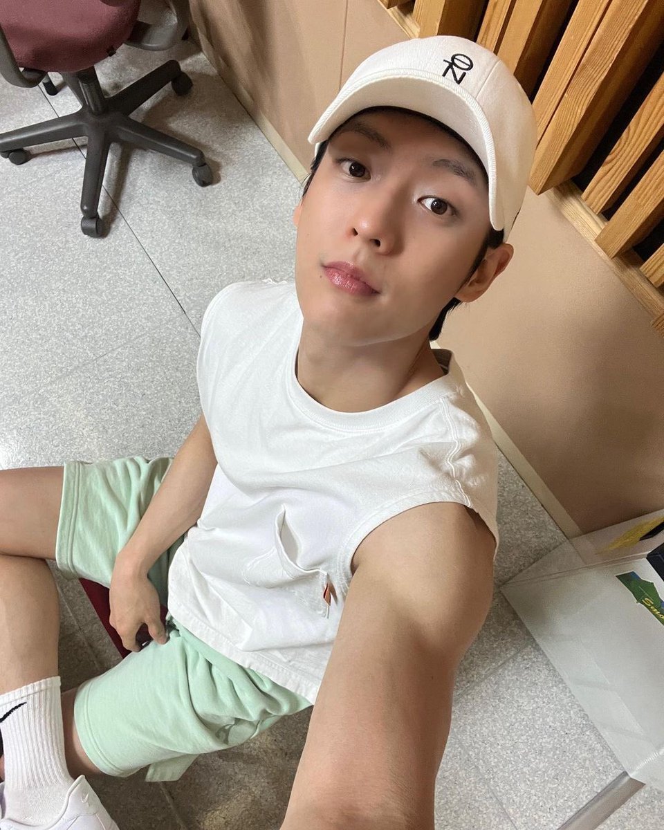 thinkabthuta's tweet photo. him!!! prettiest composer in the entire world!!!! 🤍 https://t.co/SU2tMviG24