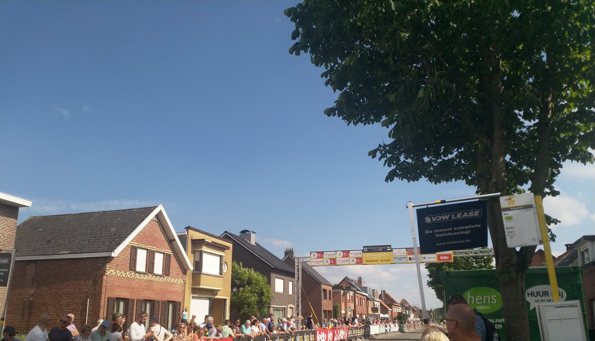 Candle_maker's tweet photo. @chrisvandegoor @elfstedenronde @een @canvastv @sven_nys Uitzicht vd dag. #flandersdiamondtour #skmladiescyclingcup https://t.co/7Ew0Mlx7Mr