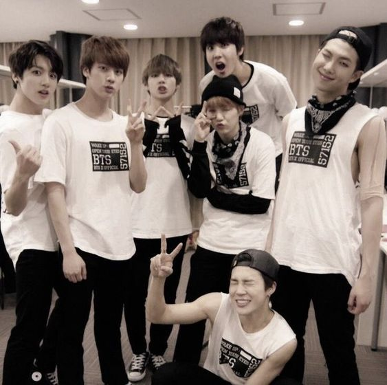 bangterest's tweet photo. ━  ⋆   ' Abro hilo de videos de BTS que no sabías que necesitabas o tenías que volver a ver; un hilo curador para ARMY ʚɞ
#BTS9thAnniversary https://t.co/mLUwxtaY38