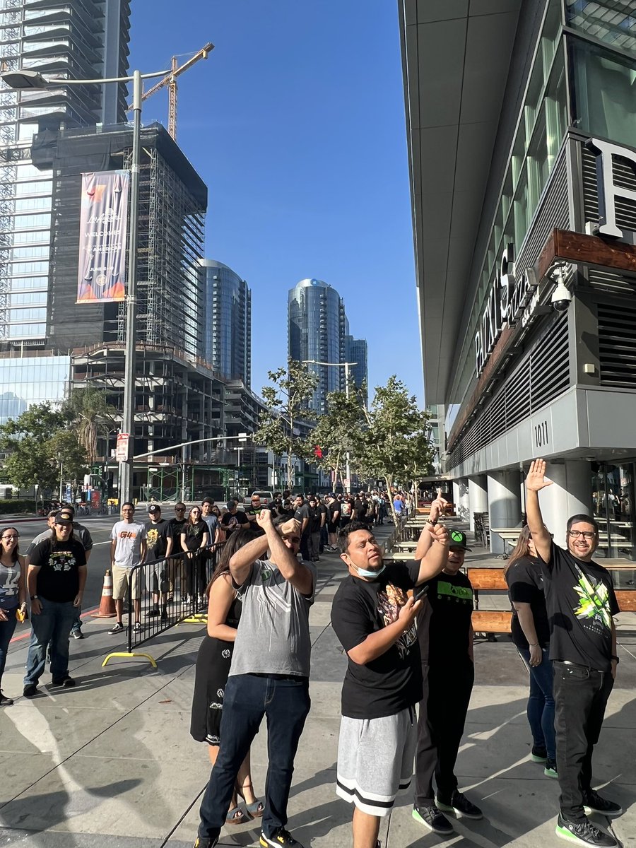 aarongreenberg's tweet photo. So great to see our fans out here in person for our #XboxFanFest been way too long! 🙏🏻💚🙅🏼‍♂️ #XboxBethesda https://t.co/FehQuWSjm3