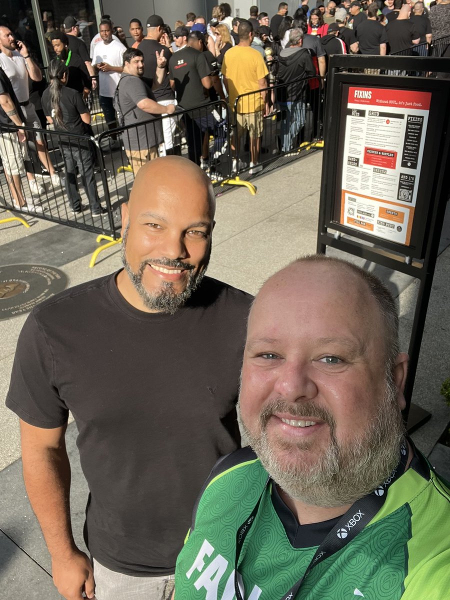 aarongreenberg's tweet photo. So great to see our fans out here in person for our #XboxFanFest been way too long! 🙏🏻💚🙅🏼‍♂️ #XboxBethesda https://t.co/FehQuWSjm3