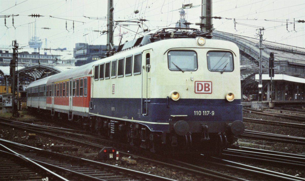 ja819061's tweet photo. #DB110 電気機関車が牽引するローカル列車
#ケルン にて https://t.co/xgxRofhM7U