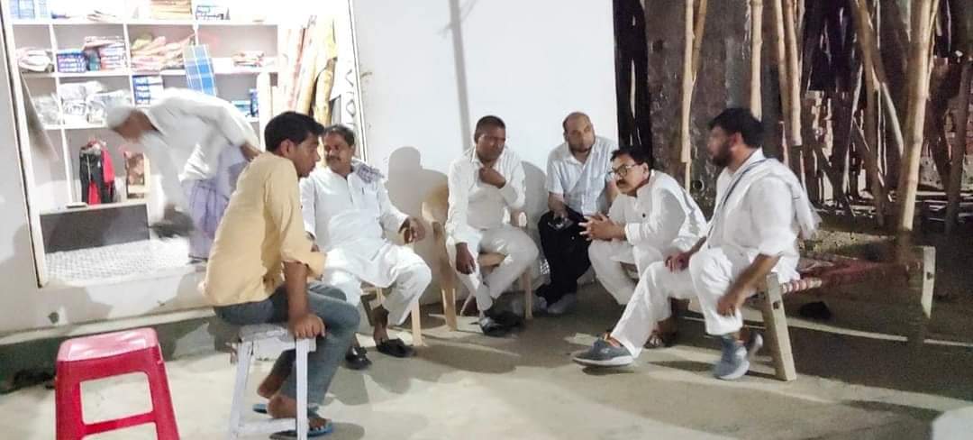 देर रात....
 जनाब शाह आलम गुड्डू जमाली जी के साथ आजमगढ़ लोकसभा(उप चुनाव) में जन सम्पर्क करते हुए!
जय भीम जय भारत जय कांशीराम जय भगत सिंह जय बसपा!