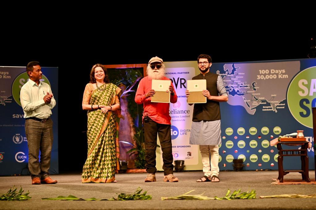 cpsavesoil's tweet photo. In a milestone step, Maharashtra signs a memorandum of understanding, expressing its wholehearted intent toward soil revitalization in collaboration with #SaveSoil.
#SaveSoilMaharashtra 
Action Now: https://t.co/z6MmqMf5nE
#ConsciousPlanet https://t.co/DGRhXaxqvz