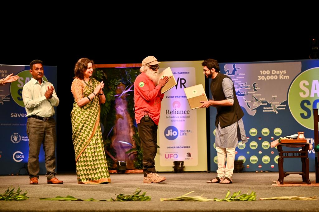 cpsavesoil's tweet photo. In a milestone step, Maharashtra signs a memorandum of understanding, expressing its wholehearted intent toward soil revitalization in collaboration with #SaveSoil.
#SaveSoilMaharashtra 
Action Now: https://t.co/z6MmqMf5nE
#ConsciousPlanet https://t.co/DGRhXaxqvz