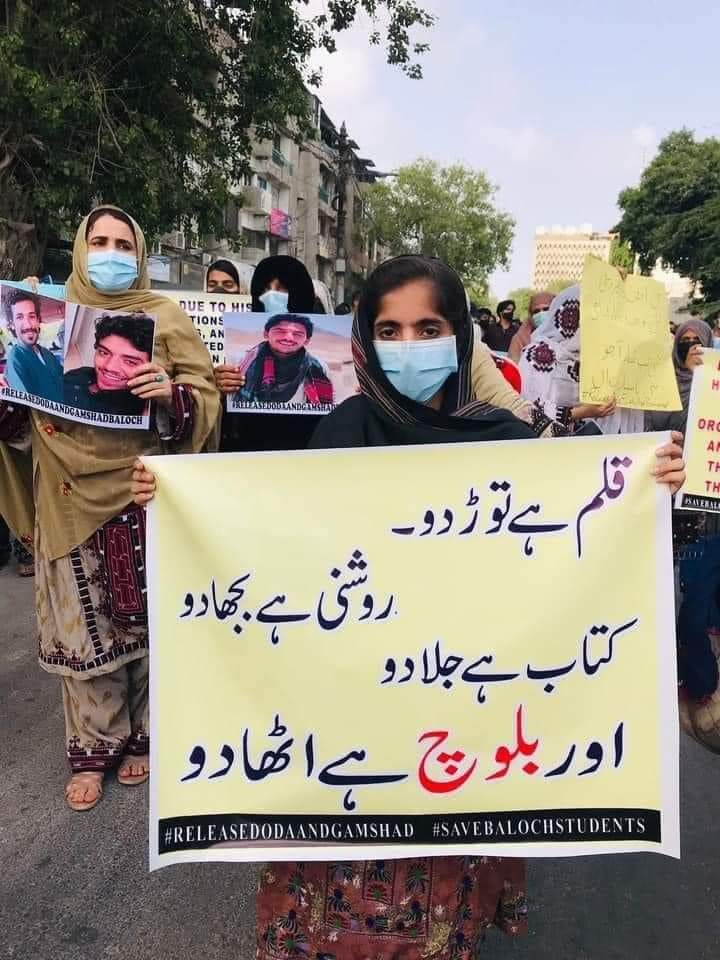 Maqbool69789249's tweet photo. قلم ہے توڑ دو 
روشنی ہے بجهادو
کتاب ہے جلا دو 
اور بلوچ ہے اوٹها دو..
#SaveBalochistanStudents 
#releseDodaandGumshadBaloch https://t.co/PihbGNCcrQ