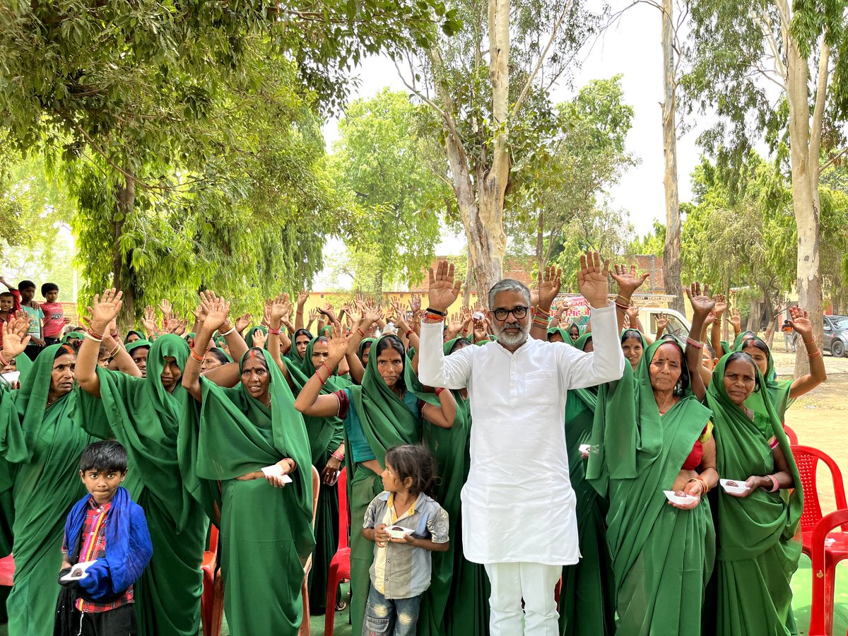 Satya_hope's tweet photo. आज बलिया में ग्रीन ग्रुप का उद्घाटन कार्यक्रम माननीय @MPNeerajShekhar द्वारा किया गया। @hopepariwar के द्वारा अब बलिया में भी महिला सशक्तिकरण , रोजगार एवं ग्राम विकास पर और मजबूती से कार्य किया जाएगा। @narendramodi @myogiadityanath https://t.co/Vs7q2UKRn9