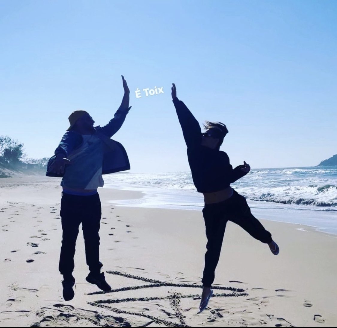 Dayanemello's tweet photo. Hoje é dia de comemorar o dia da pessoa mais importante da minha vida. Meu irmão, meu protetor, minha metade, meu melhor amigo, minha base e Porto Seguro. Que sempre me apoiou nas decisões, puxou minha orelha quando precisou @JuMelloReal te amo além do infinito. https://t.co/ZaJiJsKIGw