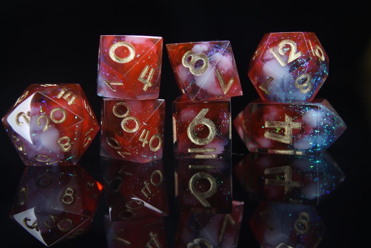 What are you favorite colors to see in dice ? 

#dnd5e #dicemaker #handmadedice #dndart #dice