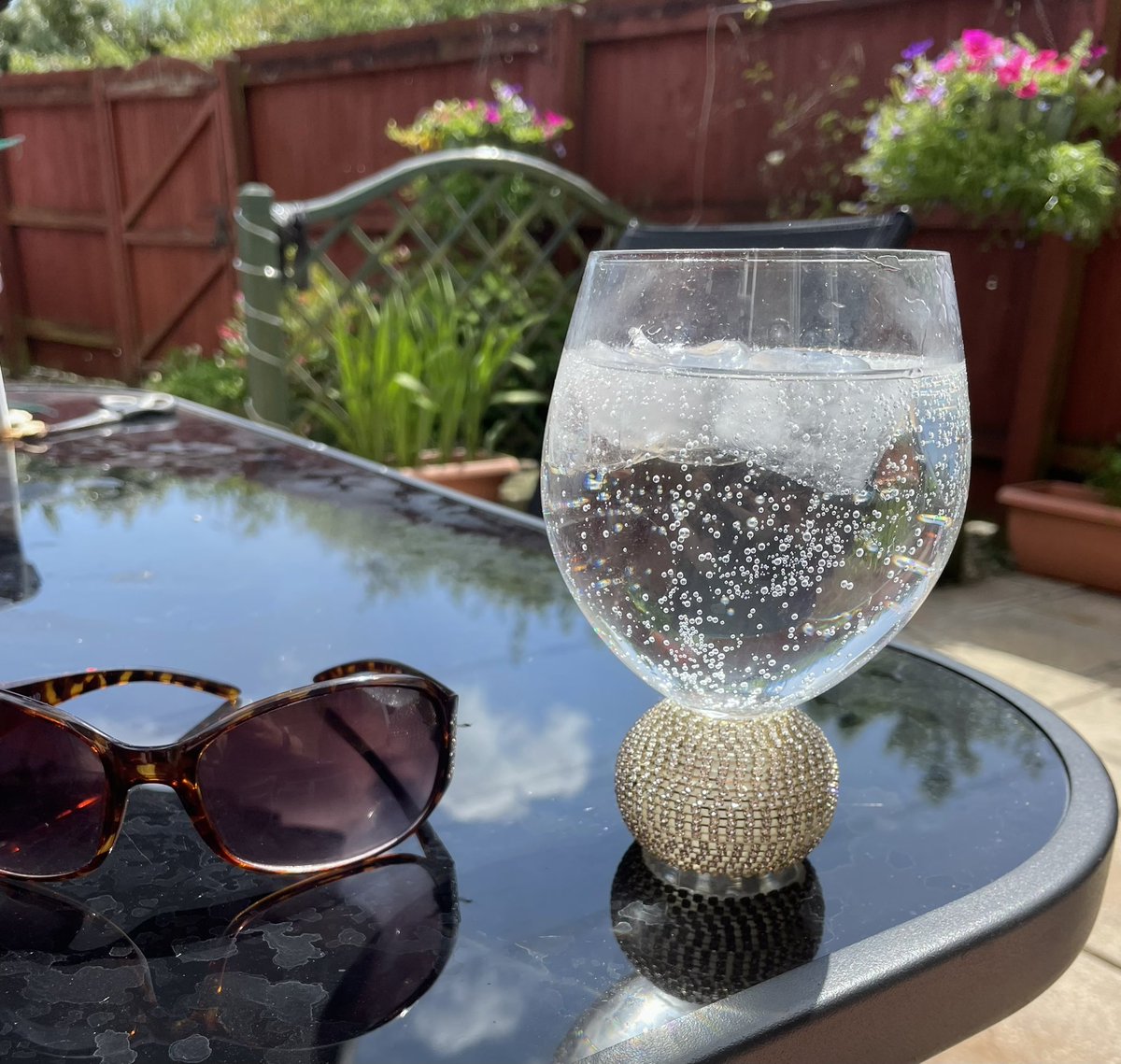 A cheeky mango &amp; lime gin in the garden on this gorgeous afternoon ☀️😎