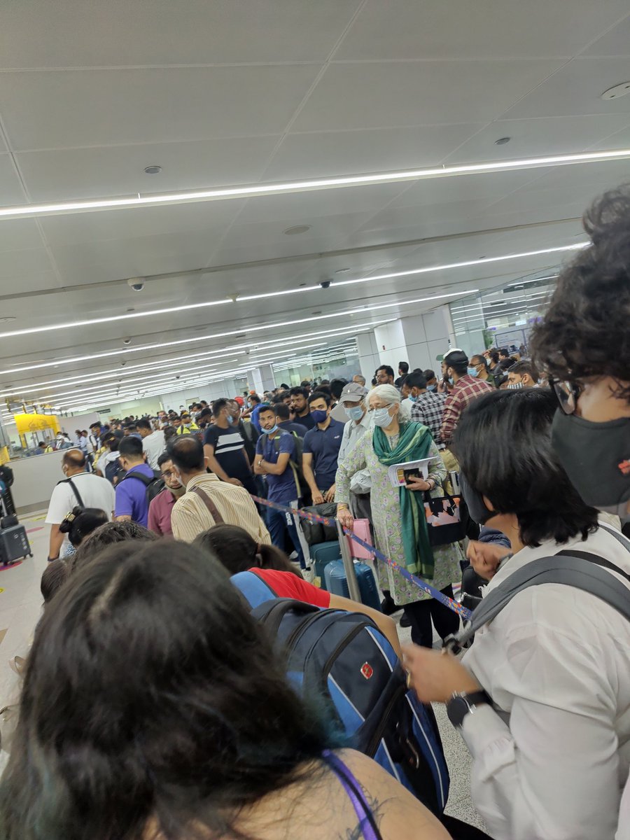 tarun_61's tweet photo. Pathetic scene at T3... Nobody in the immigration booths since the past 20 mins.. repeated requests to get staff being ignored. Hot as hell... Been in the queue for 60 mins..@PMOIndia @DrSJaishankar @JM_Scindia @narendramodi
#nothingchanges #chaltahai https://t.co/94TyLQ1sFR
