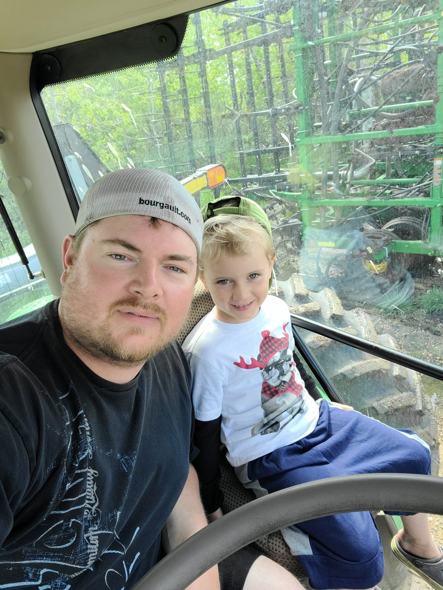 AggiesTwice's tweet photo. #tractorselfie https://t.co/r2jnuu0Jm5