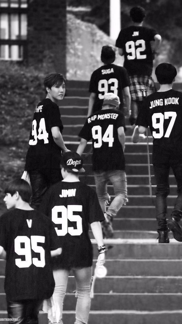 UniversBTS_'s tweet photo. [♡] Pensar que o @BTS_twt correu sem parar em direção aos seus sonhos em 2013. Praticando horas diariamente, trabalhando dia após dia para fazer isso em uma indústria tão complicada, nunca desistindo.  +
 #2022BTSFESTA
 #BTS9thAnniversary
 #9YearsWithBTS https://t.co/2BZXm1KzyT