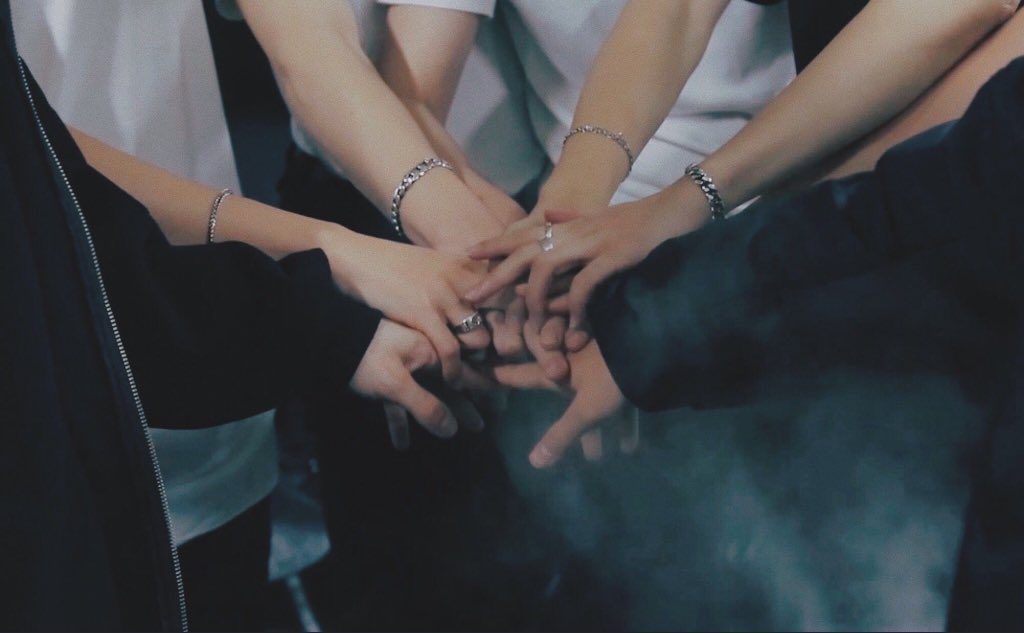 UniversBTS_'s tweet photo. [♡] Pensar que o @BTS_twt correu sem parar em direção aos seus sonhos em 2013. Praticando horas diariamente, trabalhando dia após dia para fazer isso em uma indústria tão complicada, nunca desistindo.  +
 #2022BTSFESTA
 #BTS9thAnniversary
 #9YearsWithBTS https://t.co/2BZXm1KzyT