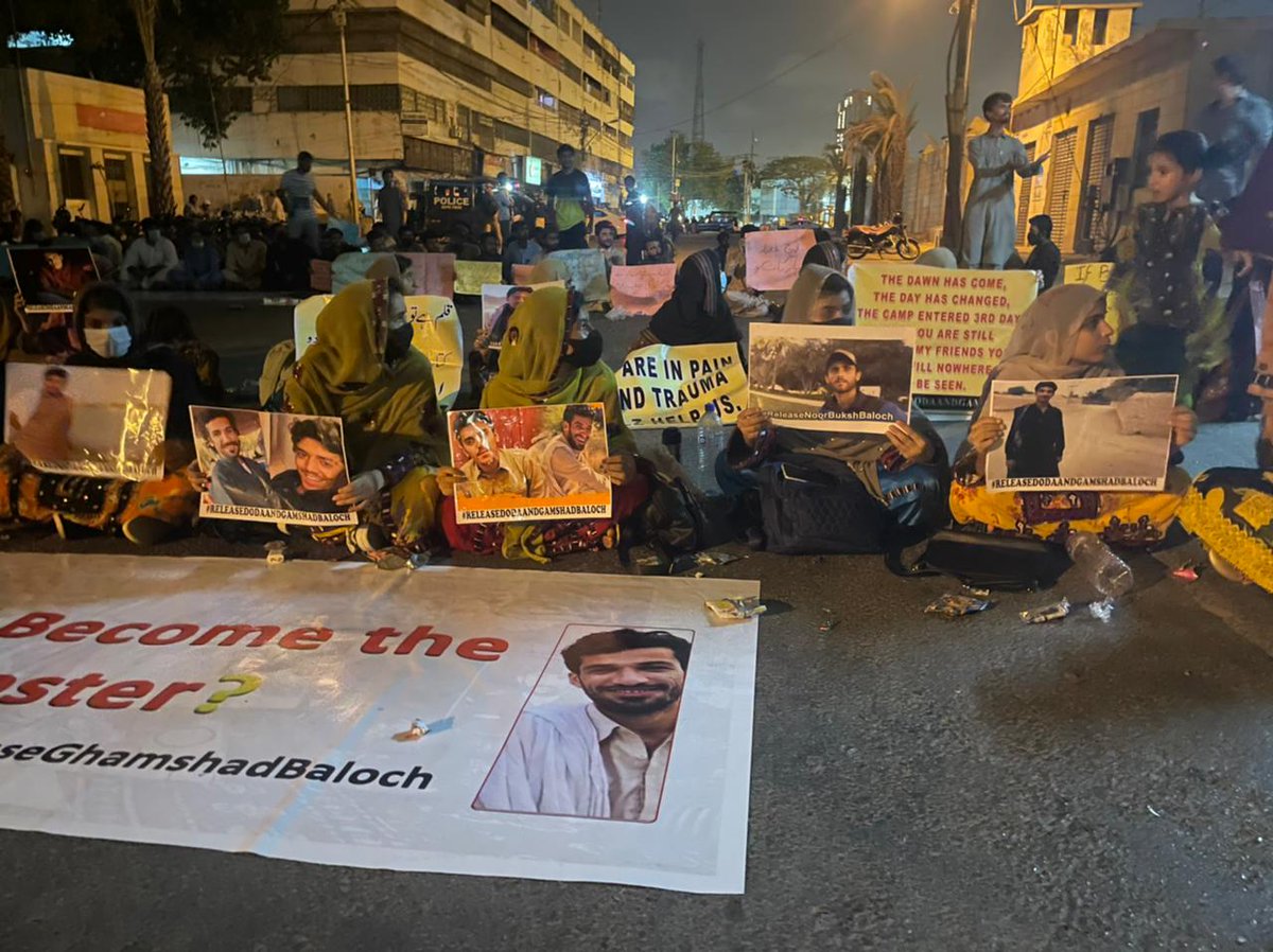 ImaanZHazir's tweet photo. کراچی:سندھ اسمبلی کے سامنے لاپتہ طالب علم دودا الہی گمشاد غنی اور دیگر لاپتہ افراد کے لواحقین سول سوسائٹی کراچی یونیورسٹی کے طالب علم اس وقت احتجاجی دھرنا دئیے بیٹھے ہیں انکا سادہ سا مطالبہ ہے انکے پیاروں کو بازیاب کریں.پرامن ہیں انکوں سنا جانا چاہیے
 #ReleaseDodaAndGamshad https://t.co/qsRyLYKfLV