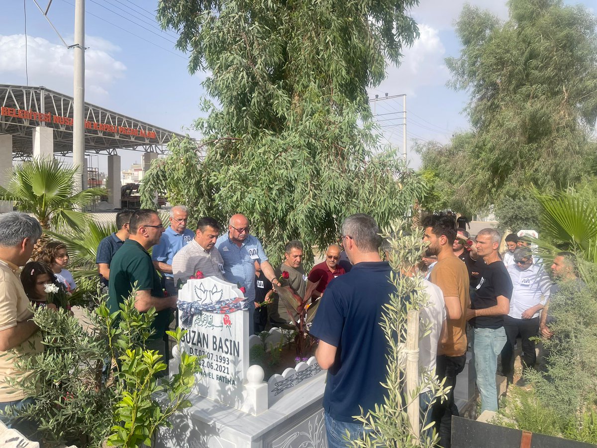 nusaybin_mem's tweet photo. Elim bir trafik kazasında hayatını kaybeden @OguzhanIlko öğretmenlerimiz Suzan BASIN ve Büşra YILDIZ'ı vefat yıl dönümlerinde andık.

İlçe MEM Sn. @umitcetin47100, öğretmenlerimizle birlikte Suzan BASIN'ın mezarında dualar ederek karanfil bıraktılar.

Mekanları cennet olsun.🤲🤲 https://t.co/MjG8mw140F