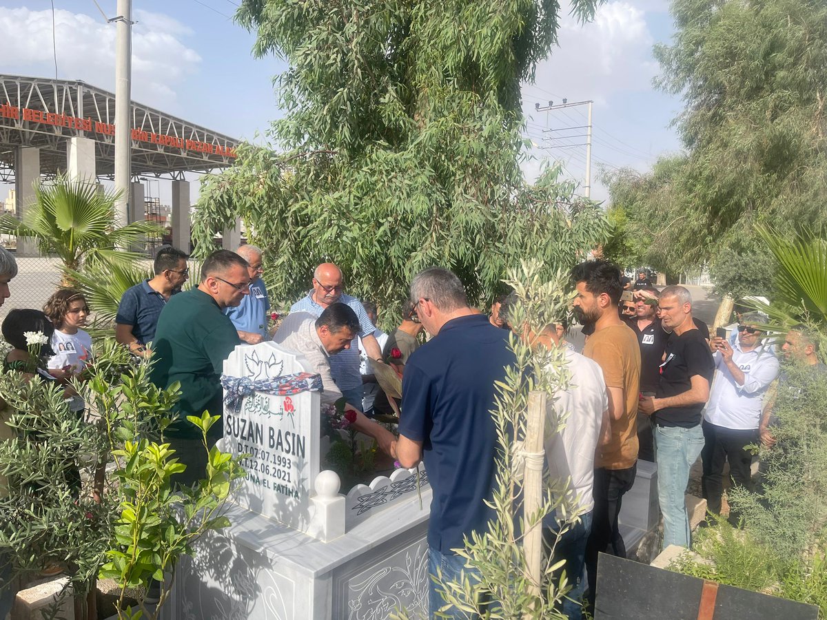 nusaybin_mem's tweet photo. Elim bir trafik kazasında hayatını kaybeden @OguzhanIlko öğretmenlerimiz Suzan BASIN ve Büşra YILDIZ'ı vefat yıl dönümlerinde andık.

İlçe MEM Sn. @umitcetin47100, öğretmenlerimizle birlikte Suzan BASIN'ın mezarında dualar ederek karanfil bıraktılar.

Mekanları cennet olsun.🤲🤲 https://t.co/MjG8mw140F