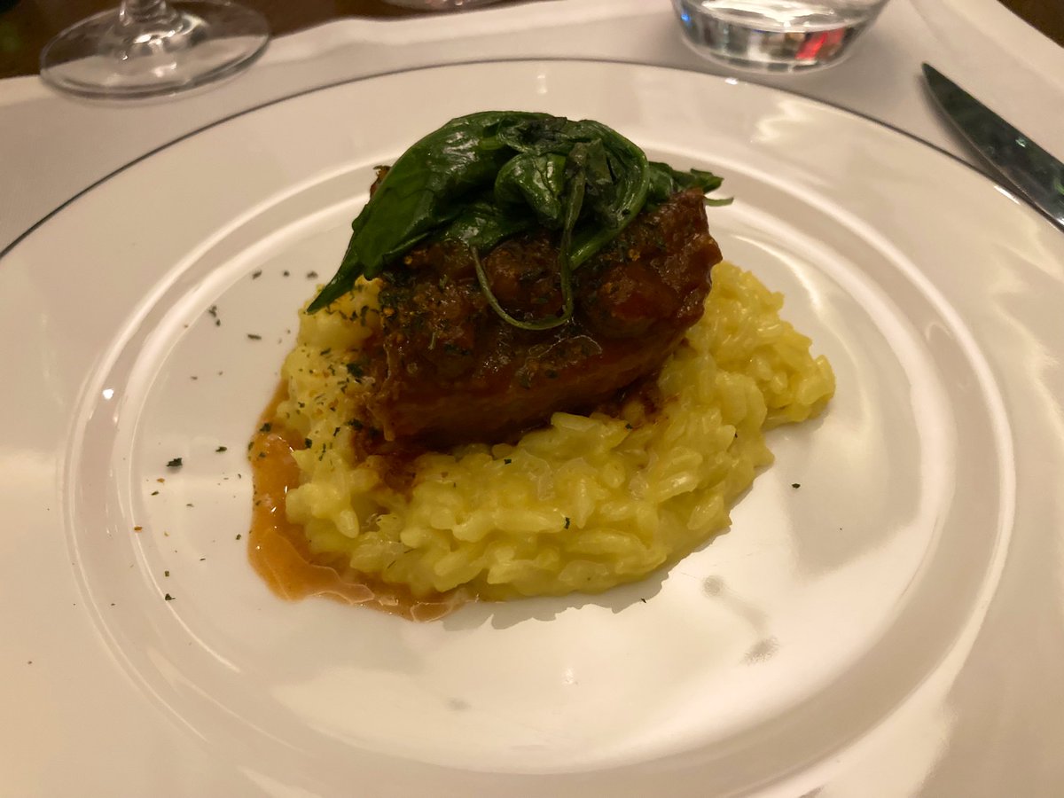 indiabishoku's tweet photo. Leela AmbienceのイタリアンZanotta
ホテル内、上階にあります。
個室はワインセラーに囲まれ雰囲気◎
料理も美味しく、おススメは、
　マッシュルームカプチーノスープ
　メインのラム
　ティラミス
ぜひ試して見て下さいー。

Zomatoで20%offも嬉しい。

#Leelaambience
#Zanotta https://t.co/HXb03arxno