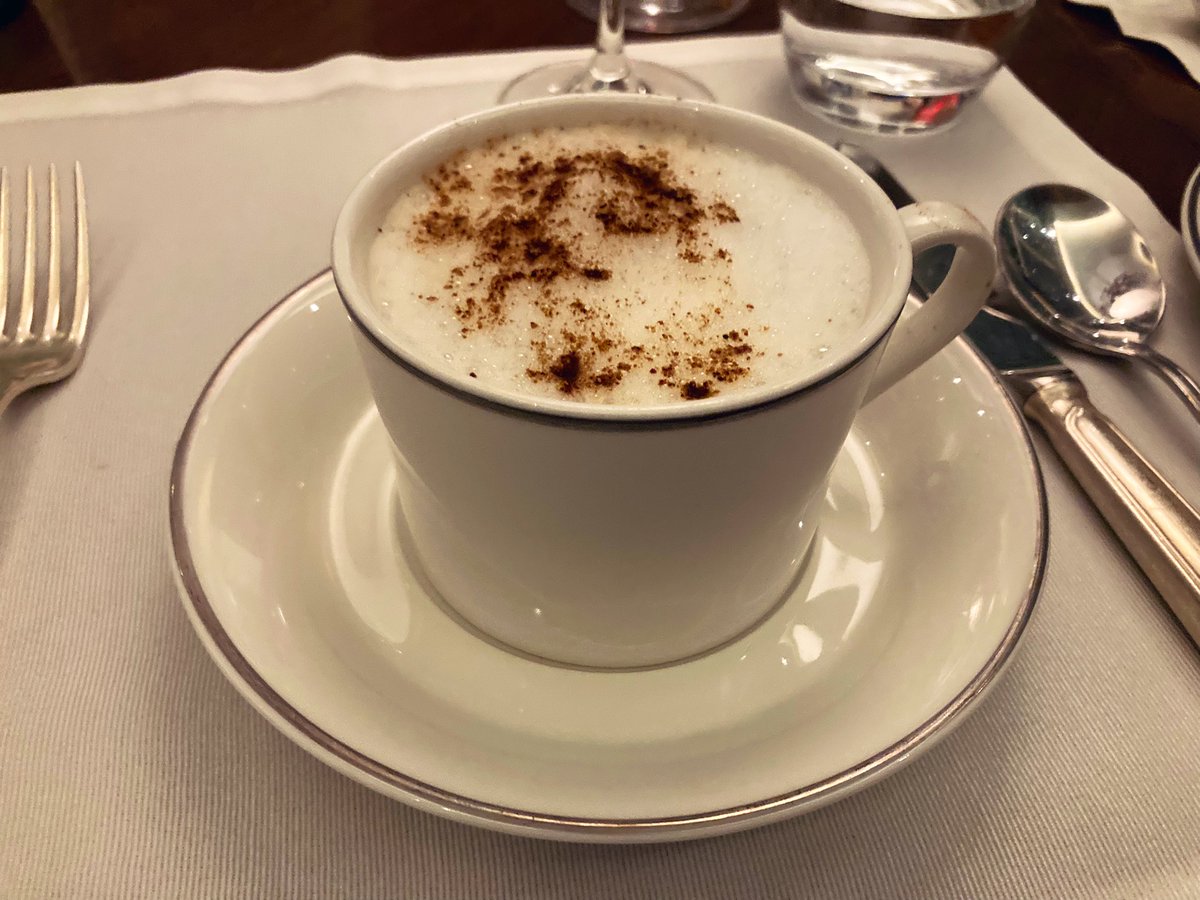 indiabishoku's tweet photo. Leela AmbienceのイタリアンZanotta
ホテル内、上階にあります。
個室はワインセラーに囲まれ雰囲気◎
料理も美味しく、おススメは、
　マッシュルームカプチーノスープ
　メインのラム
　ティラミス
ぜひ試して見て下さいー。

Zomatoで20%offも嬉しい。

#Leelaambience
#Zanotta https://t.co/HXb03arxno
