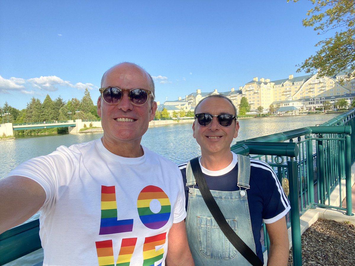 #DisneylandParisPride with <a href="/graham_proud/">graham proud</a> was such a lovely slice of wholesome Disney rainbow coloured fun, we will deffo be making this pilgrimage next year 🏳️‍🌈🏳️‍🌈🏳️‍🌈