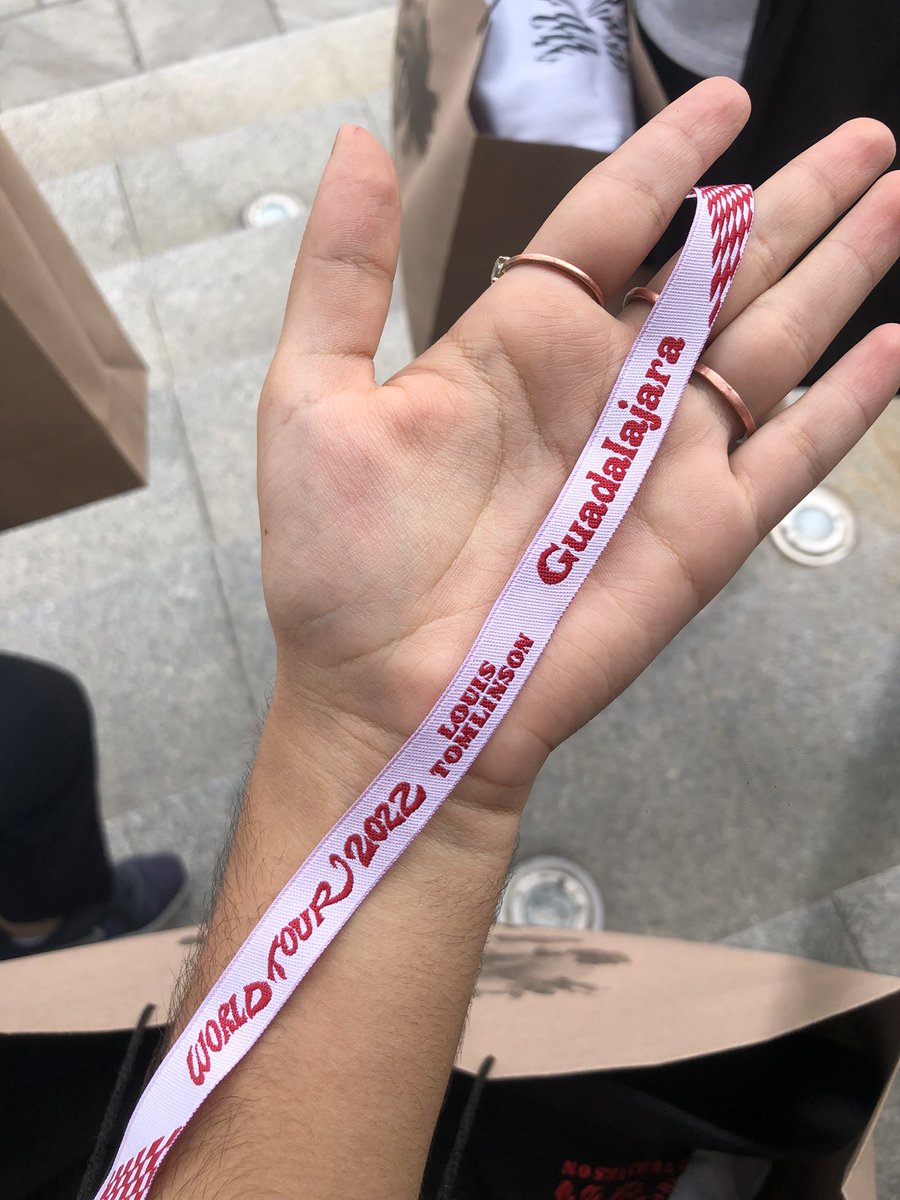 GuatemalaLouies's tweet photo. 📸| Pulsera exclusiva del show de hoy #LTWTGuadalajara 

©️fridajacobo https://t.co/9ezEFNuece