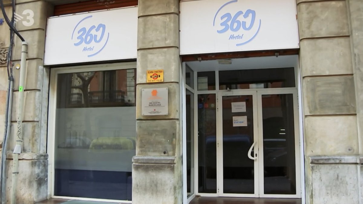 FerranMorenoG's tweet photo. L'Ajuntament de Barcelona ha finançat almenys dos albergs de la fundació. Un d'ells, on Y. Ikiss va quedar ferit. BarcelonActua ha ingressat un mínim de 360.608€ púbics de l'ajuntament des de 2019 https://t.co/Zazfzp2Lf3 https://t.co/kHUqHuc9XG