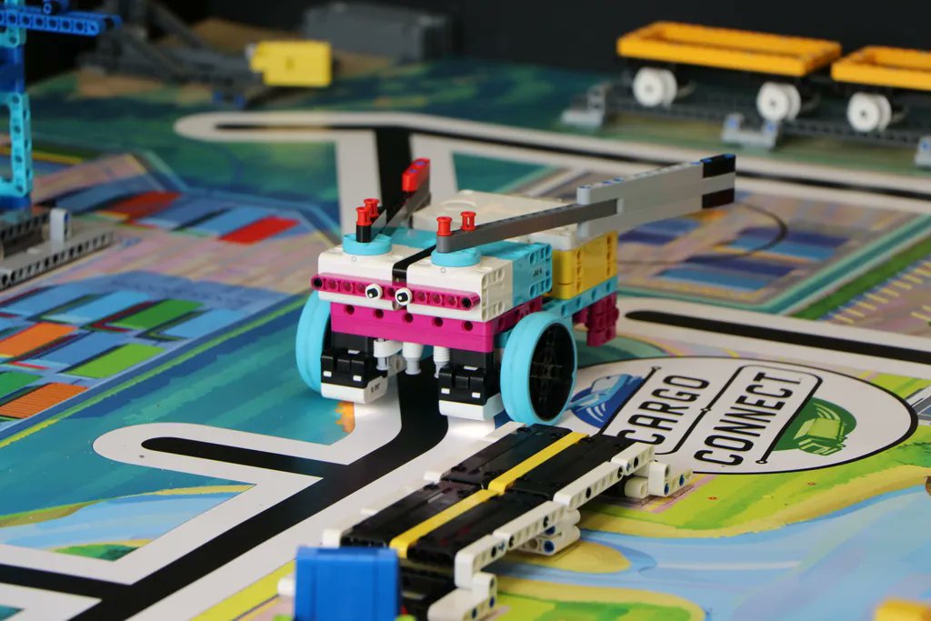 RobotsJU's tweet image. Tu as entre 9 et 16 ans ? Tu souhaites apprendre à construire et programmer un #robot #lego et participer à la #FLL, un concours de robotique international ? 
Le cours Introbots de #robotsJU te permettra d’intégrer notre équipe et de rencontrer des personnes formidables ! [1/2]