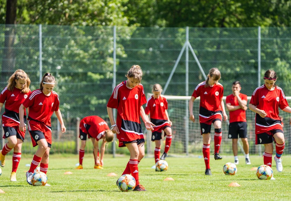 CoerverLV's tweet photo. Darbs ar talantīgākajām Latvijas futbolistēm. 🇱🇻⚽️

Sākot no maija, esam pievienojušies LFF sieviešu un meiteņu talantu treniņiem, kuros ar futbolistēm darbojamies pēc Coerver metodes. 💪

Ieguldījums, kas atmaksāsies uz laukuma. 🇱🇻

#coerverlv #coervercoaching #coerver #Latvija https://t.co/MFvGVuG4GC