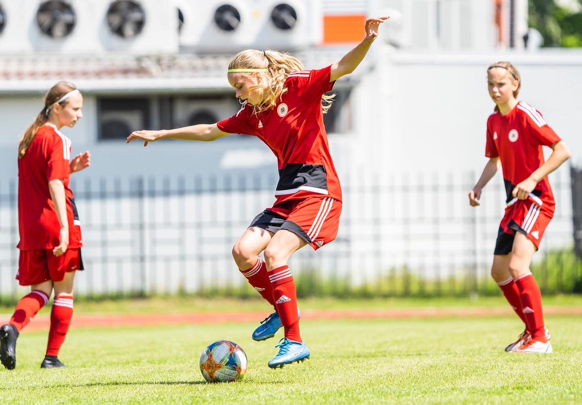 CoerverLV's tweet photo. Darbs ar talantīgākajām Latvijas futbolistēm. 🇱🇻⚽️

Sākot no maija, esam pievienojušies LFF sieviešu un meiteņu talantu treniņiem, kuros ar futbolistēm darbojamies pēc Coerver metodes. 💪

Ieguldījums, kas atmaksāsies uz laukuma. 🇱🇻

#coerverlv #coervercoaching #coerver #Latvija https://t.co/MFvGVuG4GC