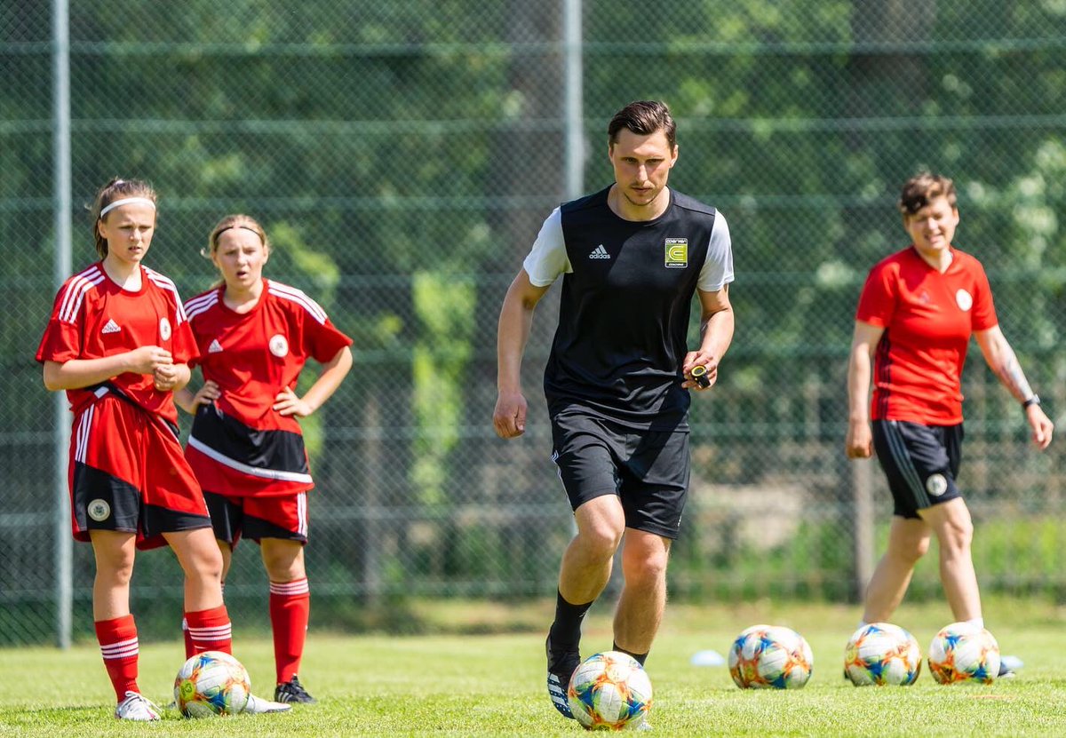 CoerverLV's tweet photo. Darbs ar talantīgākajām Latvijas futbolistēm. 🇱🇻⚽️

Sākot no maija, esam pievienojušies LFF sieviešu un meiteņu talantu treniņiem, kuros ar futbolistēm darbojamies pēc Coerver metodes. 💪

Ieguldījums, kas atmaksāsies uz laukuma. 🇱🇻

#coerverlv #coervercoaching #coerver #Latvija https://t.co/MFvGVuG4GC