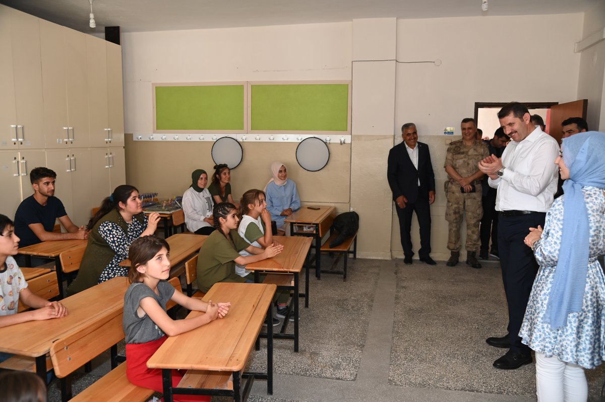 UrfaValiligi's tweet photo. Hilvan Halk Eğitim Merkezi’ni ziyaret eden Valimiz Sn. @valisalihayhan; “Hilvan halkımız genciyle, kadını ile her yönden kendini geliştirmekte kararlı. Halk Eğitim Merkezlerimizdeki ziyaretimizde bunu bir kez daha gördük. Çok etkilendim. Tebrikler Hilvan” dedi. https://t.co/aq2ZOMlQML