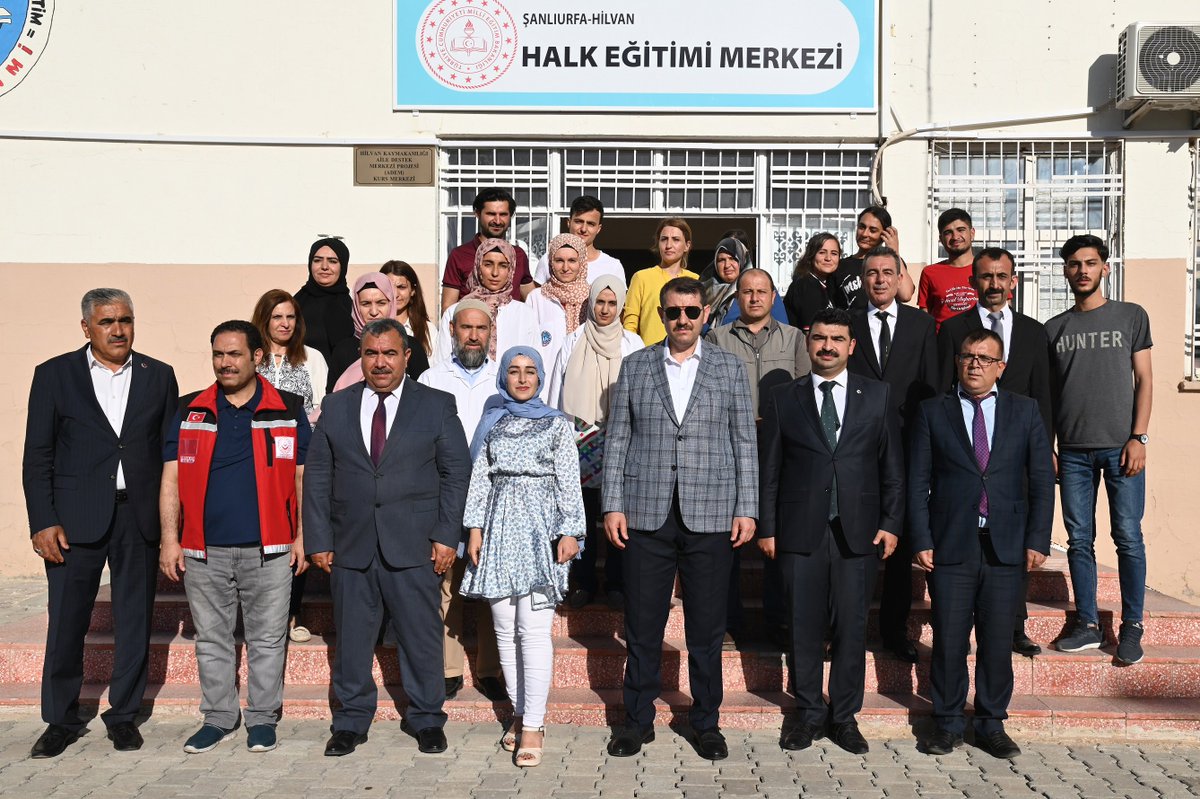 UrfaValiligi's tweet photo. Hilvan Halk Eğitim Merkezi’ni ziyaret eden Valimiz Sn. @valisalihayhan; “Hilvan halkımız genciyle, kadını ile her yönden kendini geliştirmekte kararlı. Halk Eğitim Merkezlerimizdeki ziyaretimizde bunu bir kez daha gördük. Çok etkilendim. Tebrikler Hilvan” dedi. https://t.co/aq2ZOMlQML