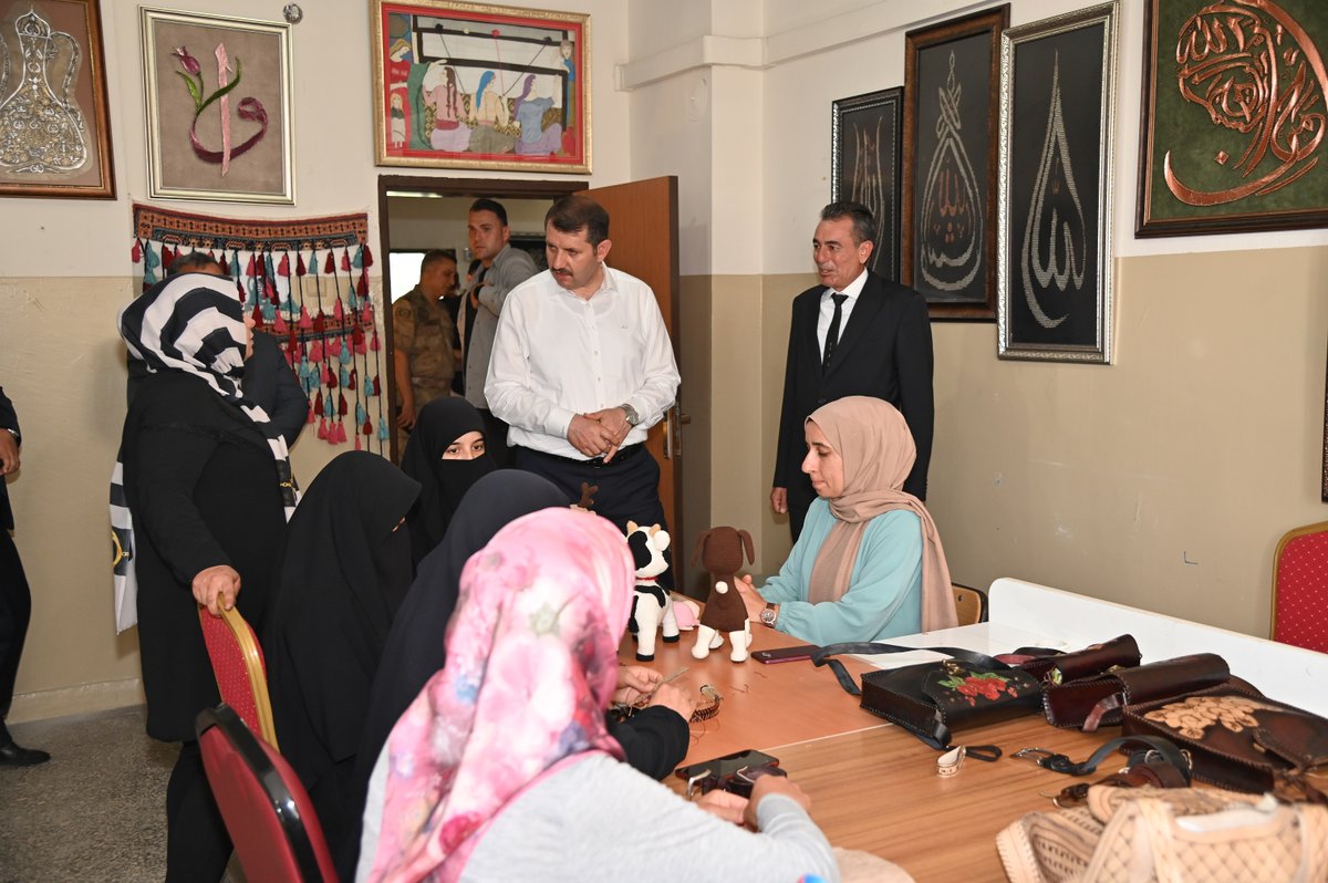 UrfaValiligi's tweet photo. Hilvan Halk Eğitim Merkezi’ni ziyaret eden Valimiz Sn. @valisalihayhan; “Hilvan halkımız genciyle, kadını ile her yönden kendini geliştirmekte kararlı. Halk Eğitim Merkezlerimizdeki ziyaretimizde bunu bir kez daha gördük. Çok etkilendim. Tebrikler Hilvan” dedi. https://t.co/aq2ZOMlQML