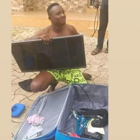 Gracious199824's tweet photo. Imagine this my people 😂😂😂, hin mate dey still towel for hotel, e con reach hin turn, he carry plasma😂😂
Haba Oga small small😂

Chai wetin we no go see for this country https://t.co/jwJay020ug