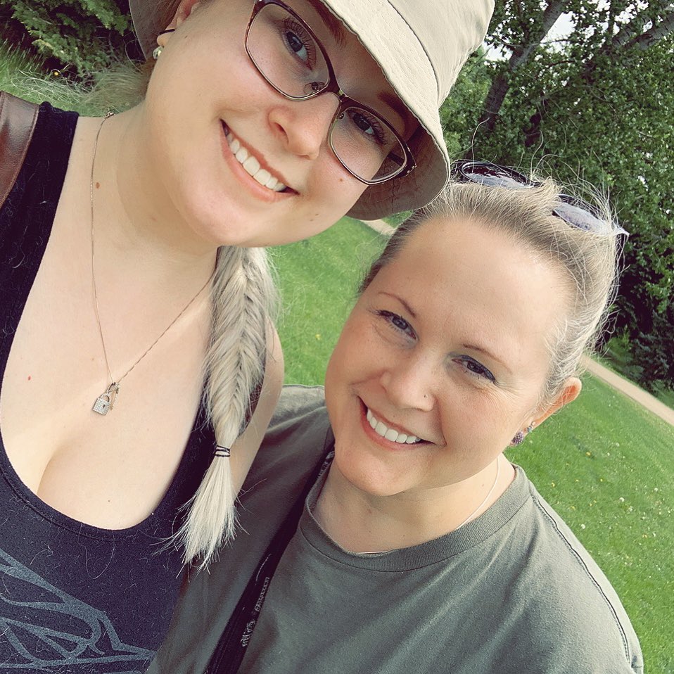 sharissaxssi's tweet photo. had a great time yesterday planting trees and pulling weeds in one of our cities parks π± highly recommend participating in programs like these in your local area πΈ #yeg #ExploreEdmonton #rundlepark https://t.co/86zLL9iUVv